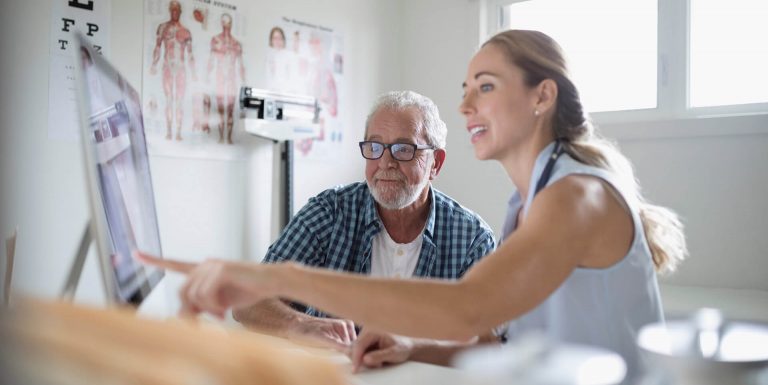 Une femme médecin avec son patient - 100% santé