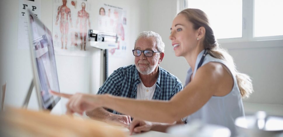 Une femme medecin avec son patient - 100% santé