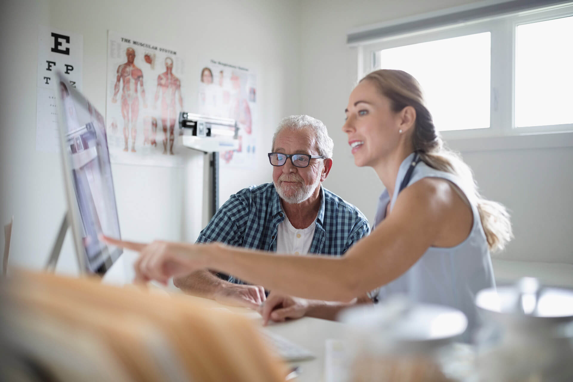 Une femme medecin avec son patient - 100% santé