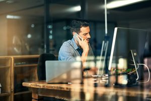 Un homme au téléphone à son bureau au travail