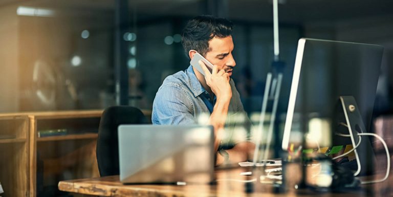 Un homme au téléphone à son bureau au travail