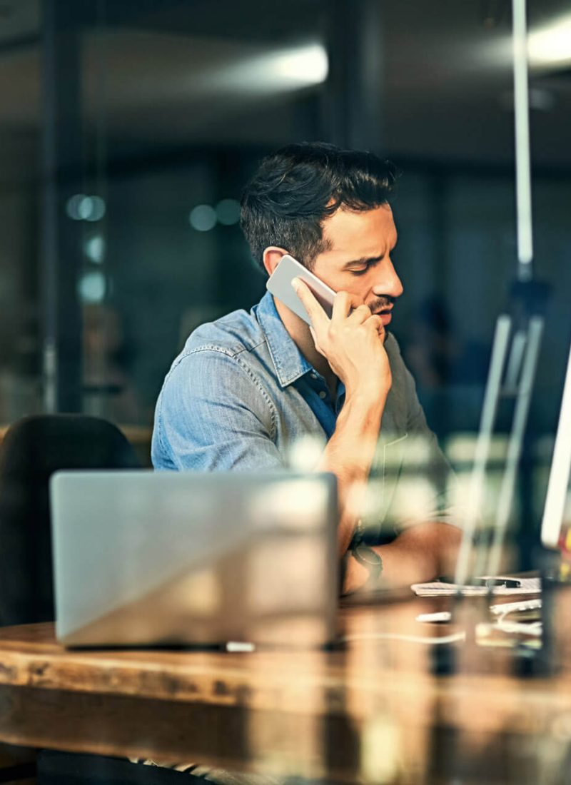 Un homme au téléphone à son bureau au travail