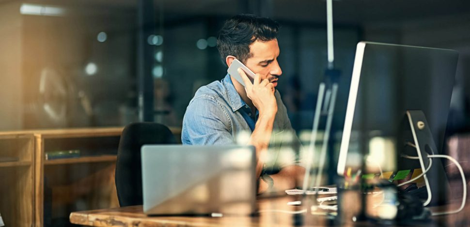 Un homme au téléphone à son bureau au travail