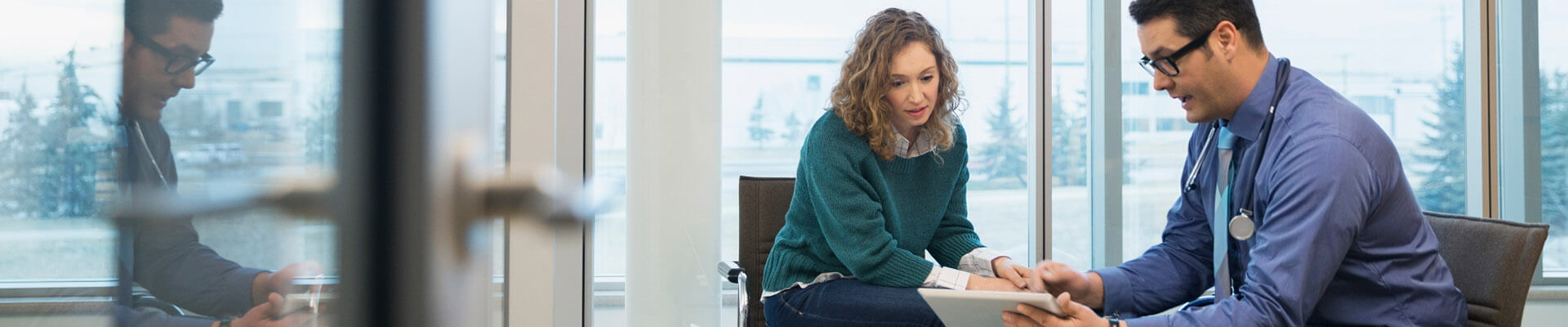 Deux collègues parlant de prévoyance pour protéger les salariés