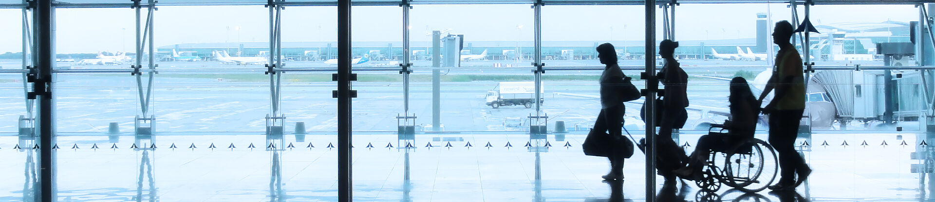 Des hommes et femmes, travailleurs frontaliers, à l'aéroport Des hommes et femmes, travailleurs frontaliers, à l'aéroport