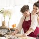 Une mère et sa fille proche aidante faisant la cuisine ensemble - dépendance