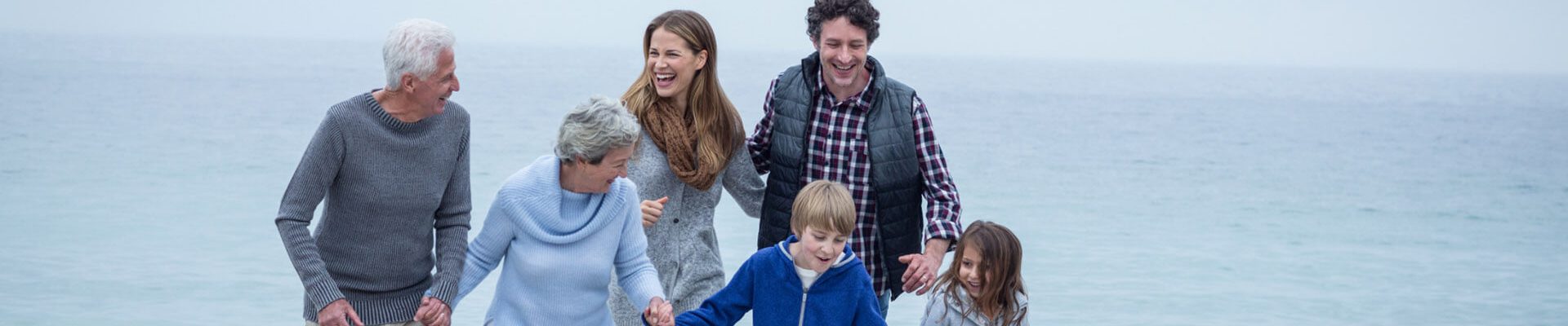 Une famille s'amusant à la plage - dépendance