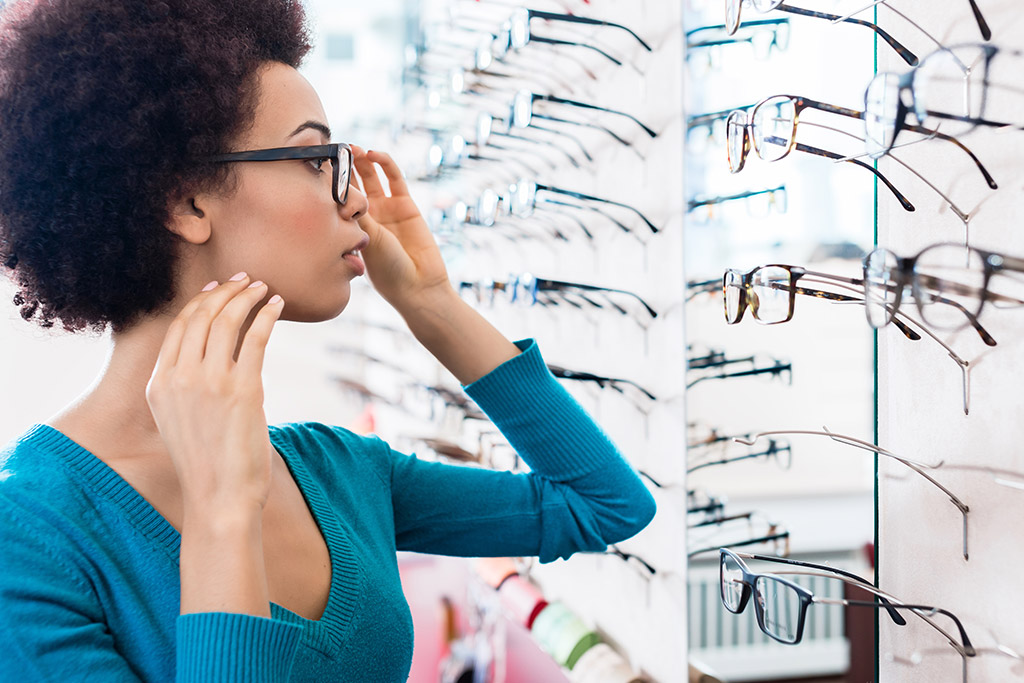 Une femme choisissant ses lunettes