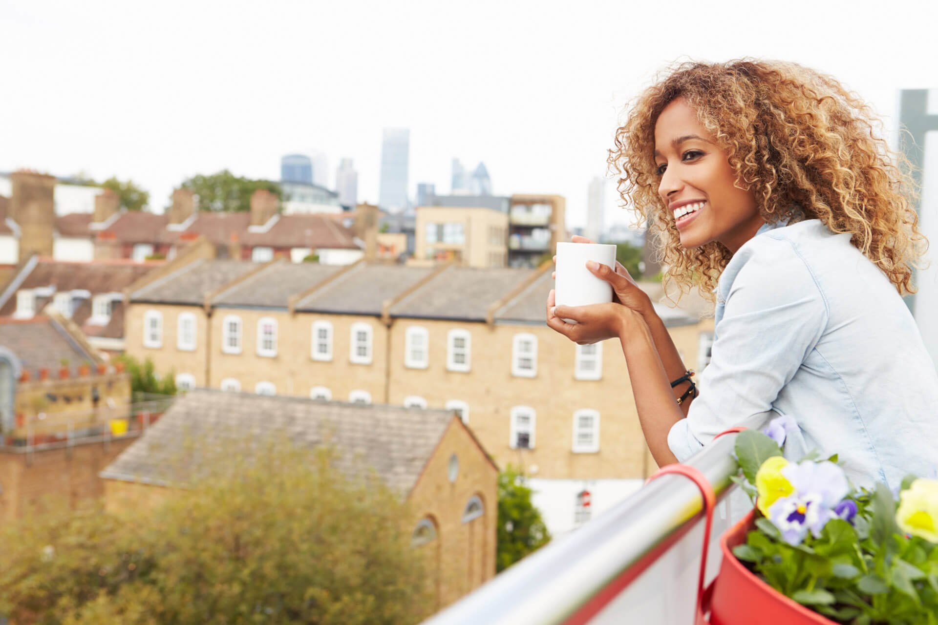 Une femme buvant un café sur une terrasse
