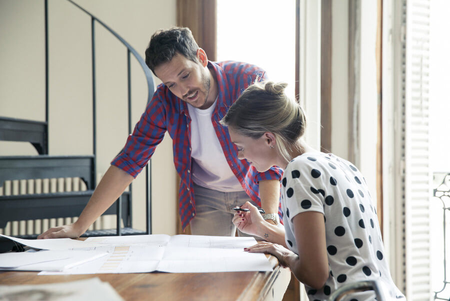 Un homme et une femme travaillant ensemble - TPE et PME Loi Pacte