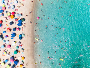 Une plage avec des parasols durant les vacances