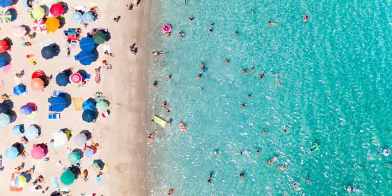 Une plage avec des parasols durant les vacances