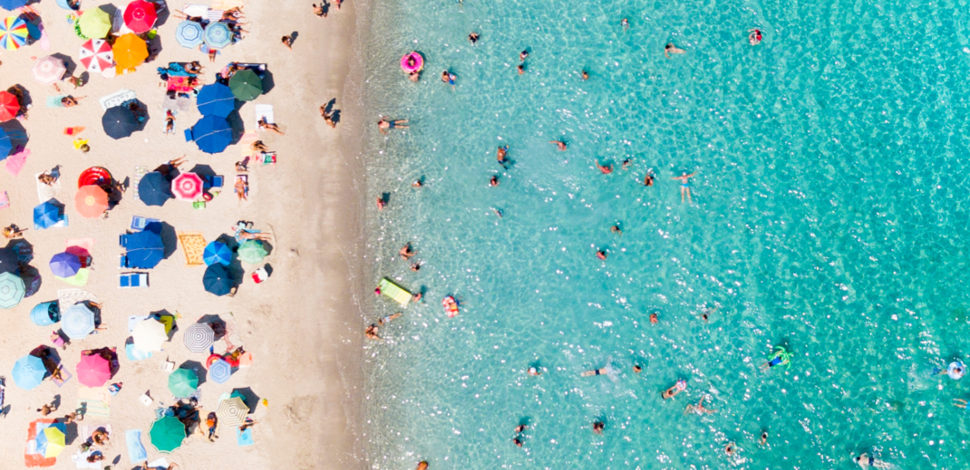 Une plage avec des parasols durant les vacances