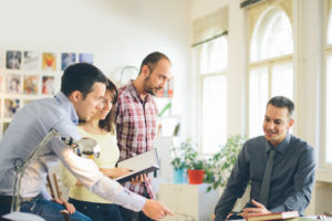 Un groupe d'hommes et de femmes travaillant ensemble en entreprise