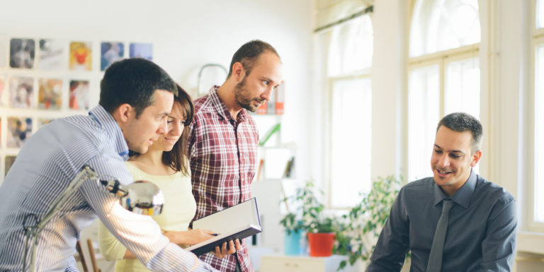 Un groupe d'hommes et de femmes travaillant ensemble en entreprise