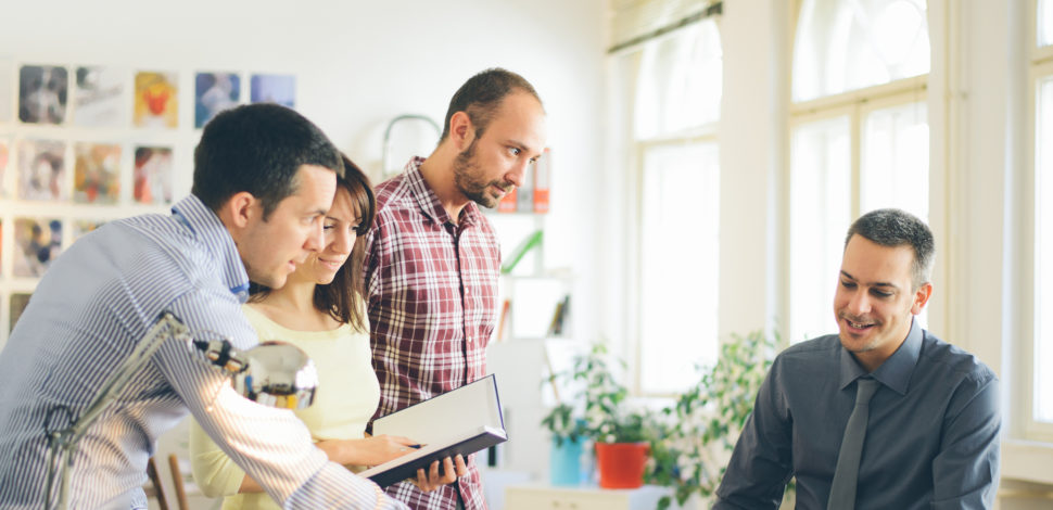 Un groupe d'hommes et de femmes travaillant ensemble en entreprise