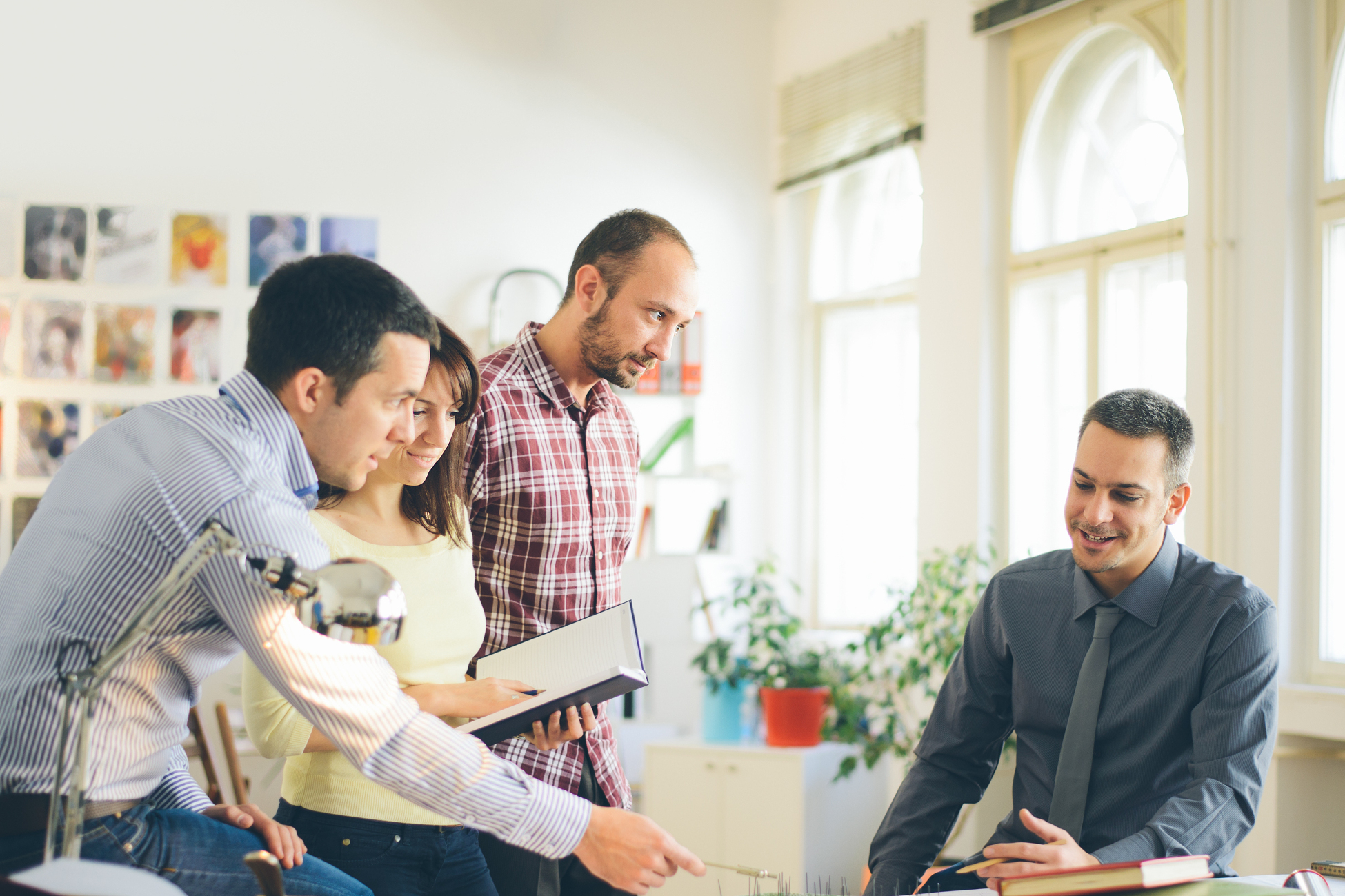 Un groupe d'hommes et de femmes travaillant ensemble en entreprise