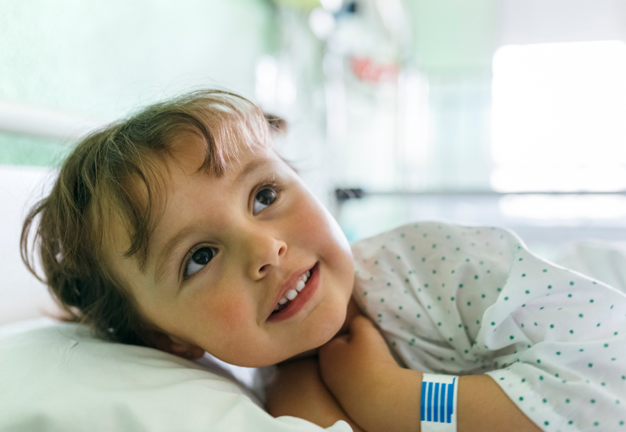 Un enfant hospitalisé souriant en regardant au loin
