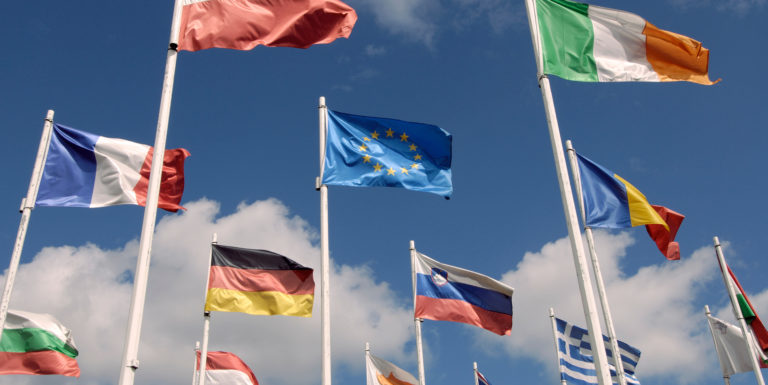 Plusieurs drapeaux des pays de l'Union Européenne - Brexit