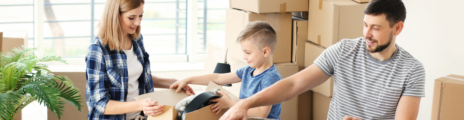 Une famille expatriée à l'étranger déballant des cartons Une famille expatriée à l'étranger déballant des cartons