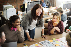 Des femmes souriantes en réunion au travail - PER