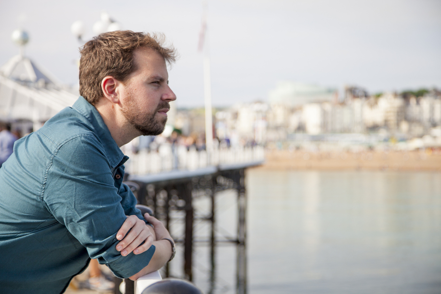 Un homme regardant la mer au loin