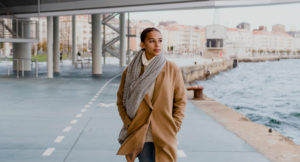 Une femme marchant au bord d'un canal