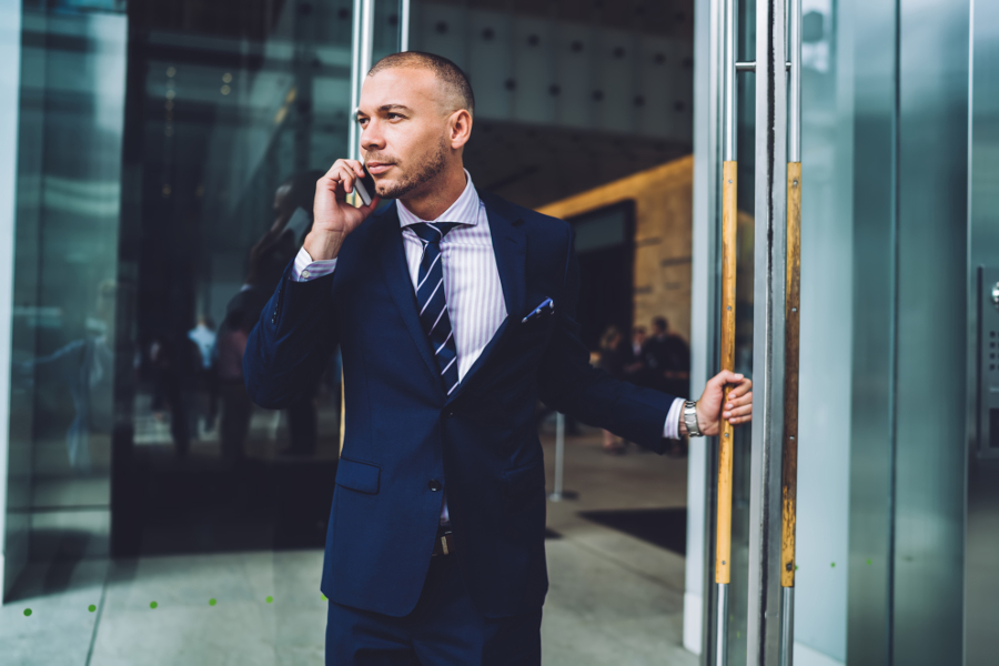 Un homme au téléphone sortant du travail