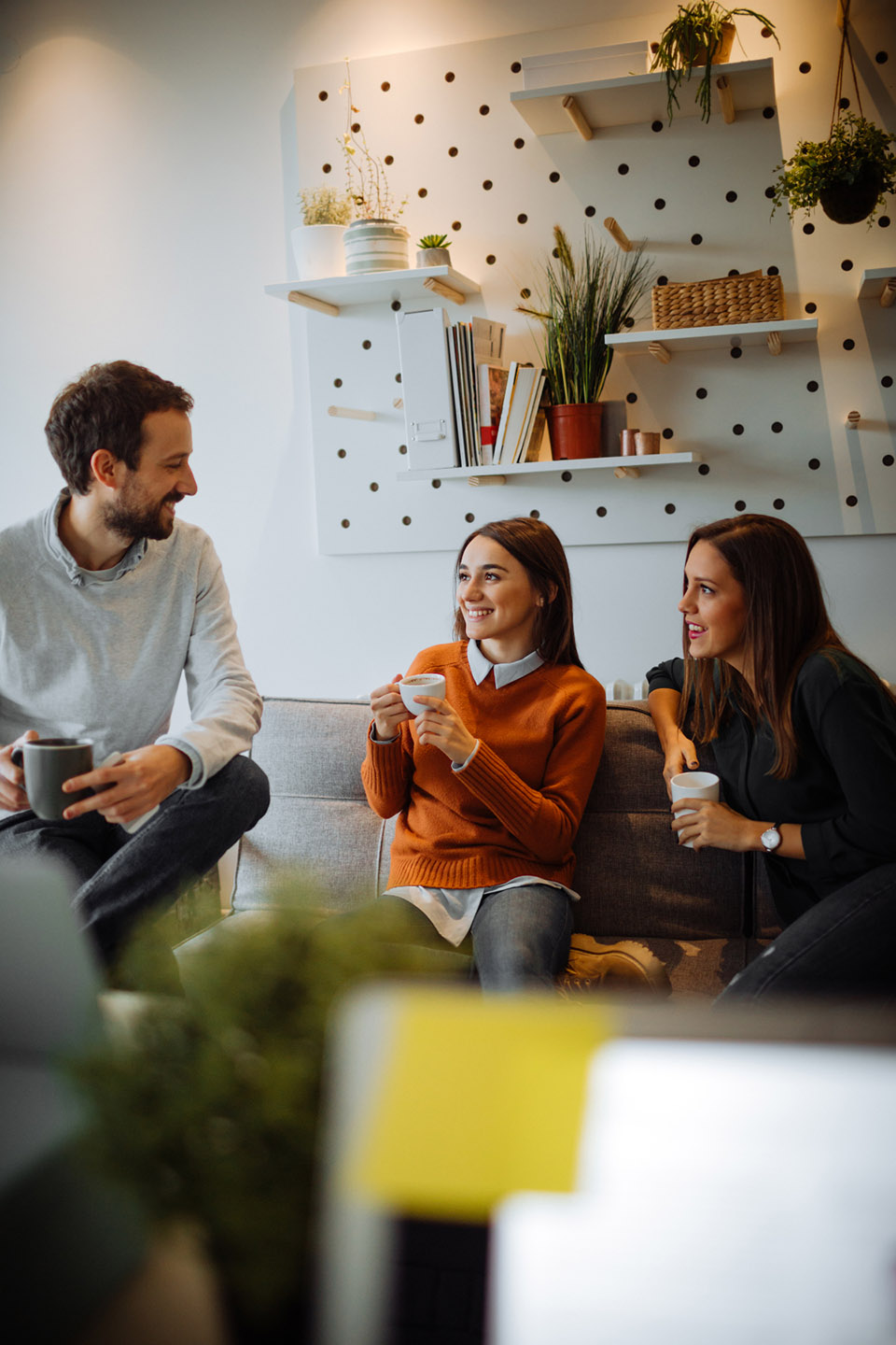 Des collègues discutant lors d'une pause avec des mugs à la main - préoccupations des chefs d'entreprises