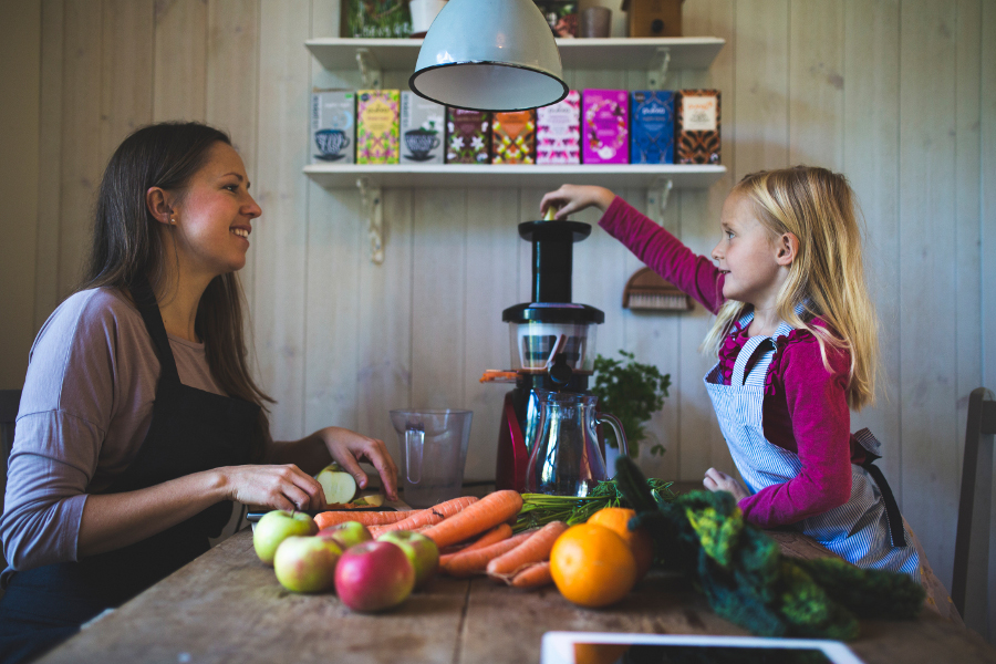 Une mère et sa fille préparant à diner des légumes pour une bonne nutrition