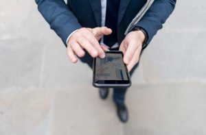 Un homme sur son téléphone portable - assurance et réassurance
