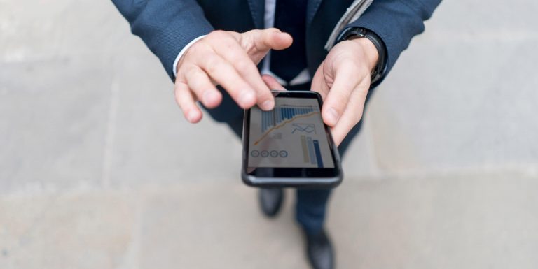 Un homme sur son téléphone portable - assurance et réassurance