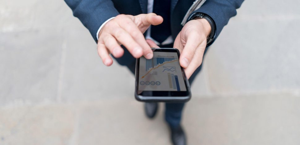 Un homme sur son téléphone portable - assurance et réassurance