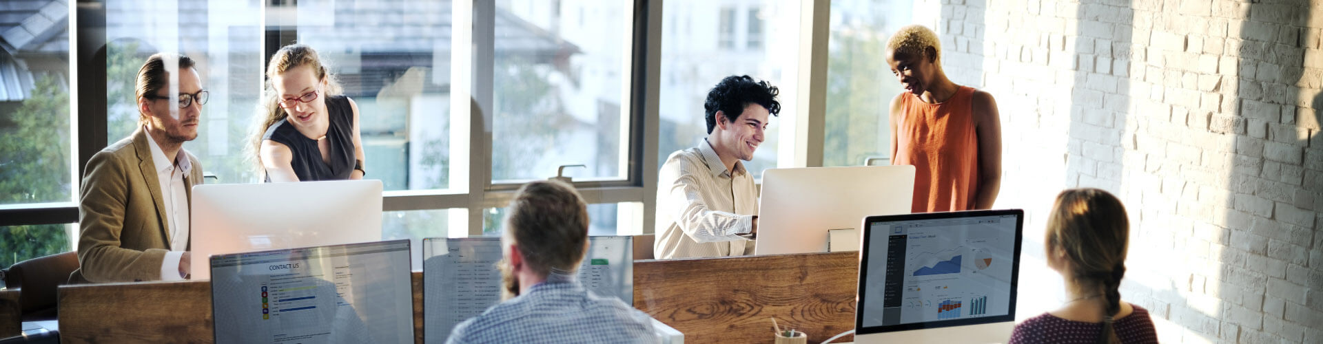 Plusieurs collègues travaillant dans un open space - assurance et réassurance