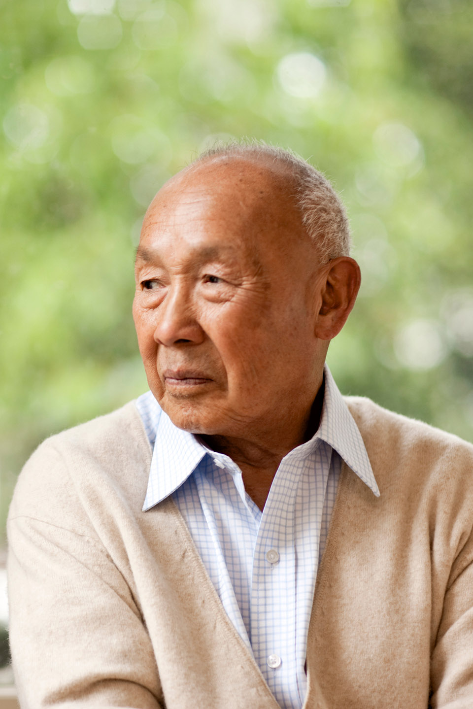 Un homme senior regardant au loin - grand âge et autonomie Un homme senior regardant au loin - grand âge et autonomie