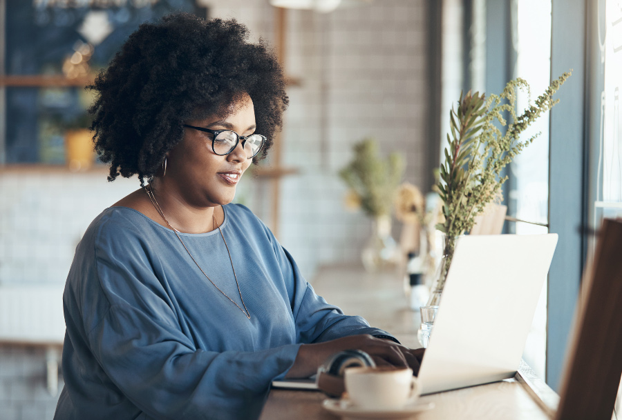 Une femme consultant les obligations de l'employeur sur son téléphone