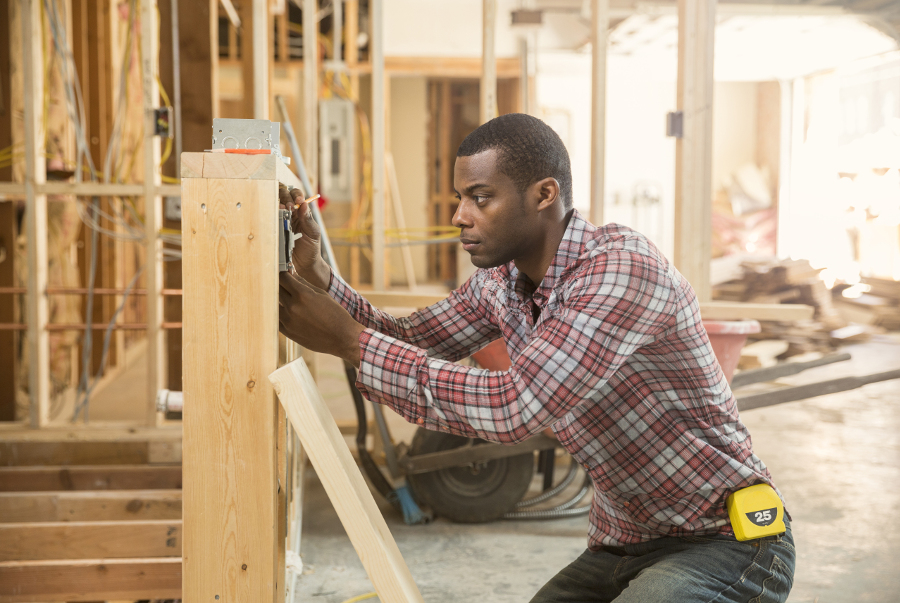 Un ouvrier travaillant sur un chantier - droit de retrait