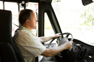 Un chauffeur de bus au volant