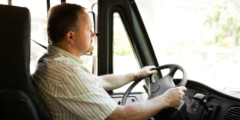 Un chauffeur de bus au volant