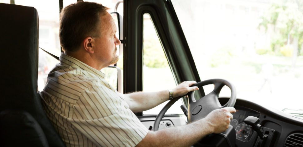 Un chauffeur de bus au volant