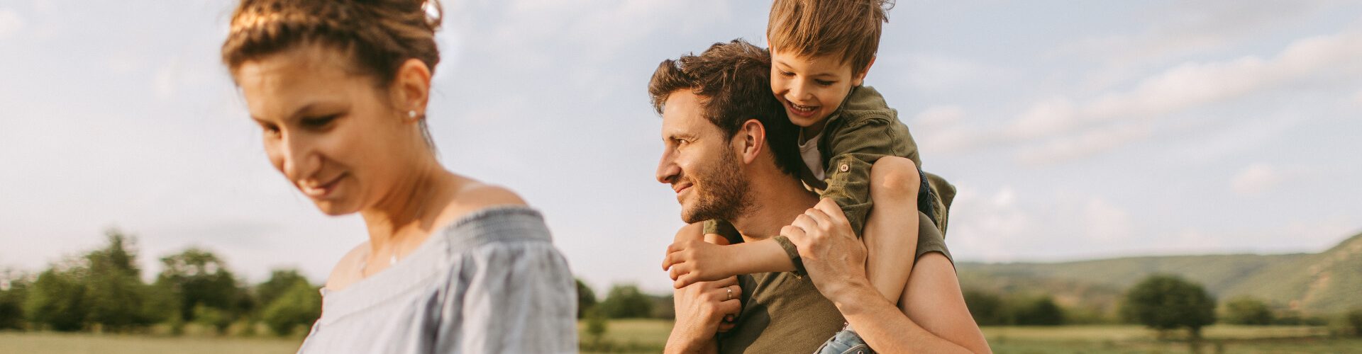 Une famille se baladant dehors