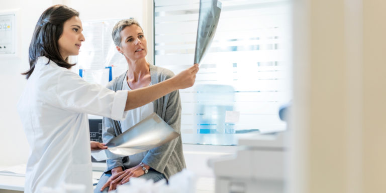 Un médecin parlant avec son patient de sa maladie chronique