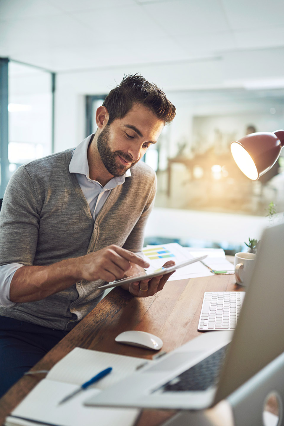 Un homme à son bureau sur sa tablette - DSN Un homme à son bureau sur sa tablette - DSN