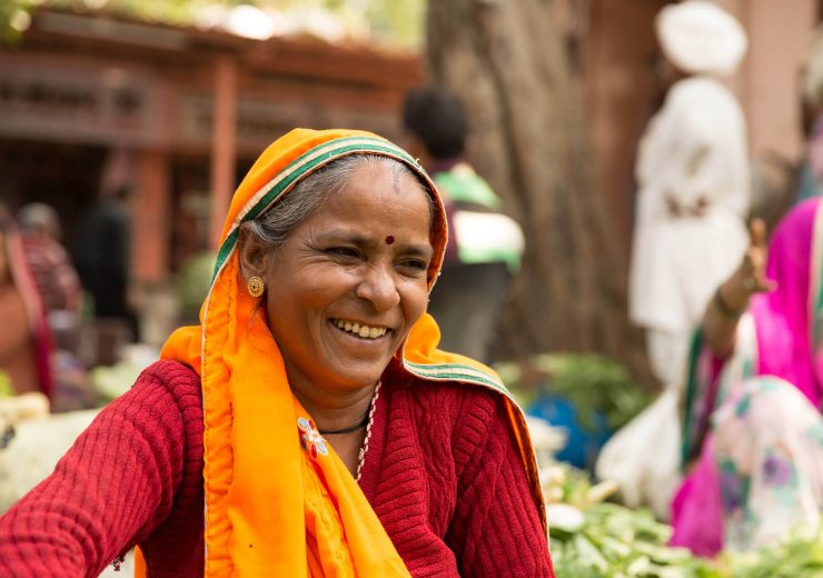 Une femme indienne souriante - système santé