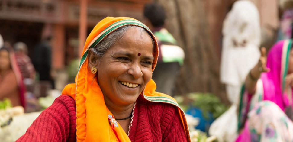 Une femme indienne souriante - système santé