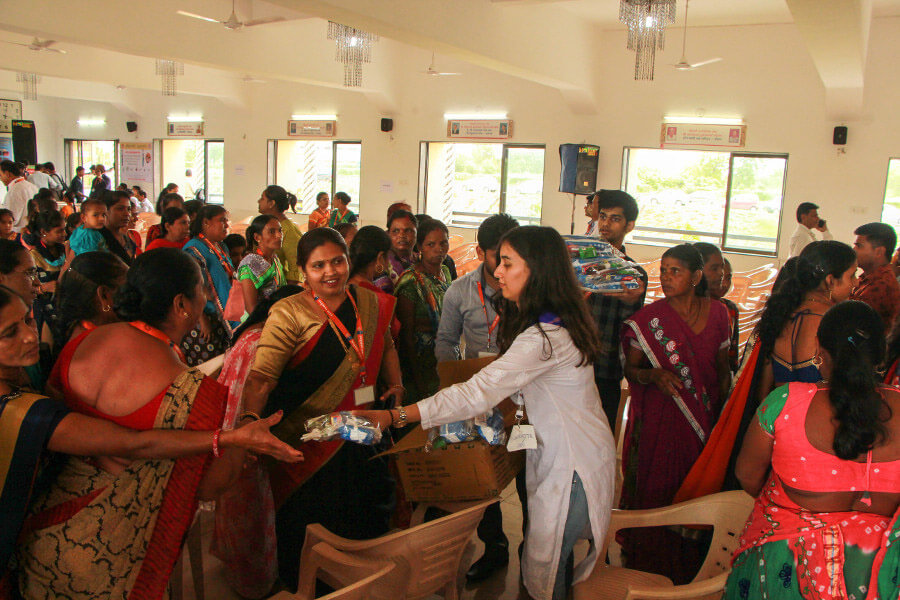 Des personnes distribuant des produits d'hygiène à des femmes indiennes - système santé