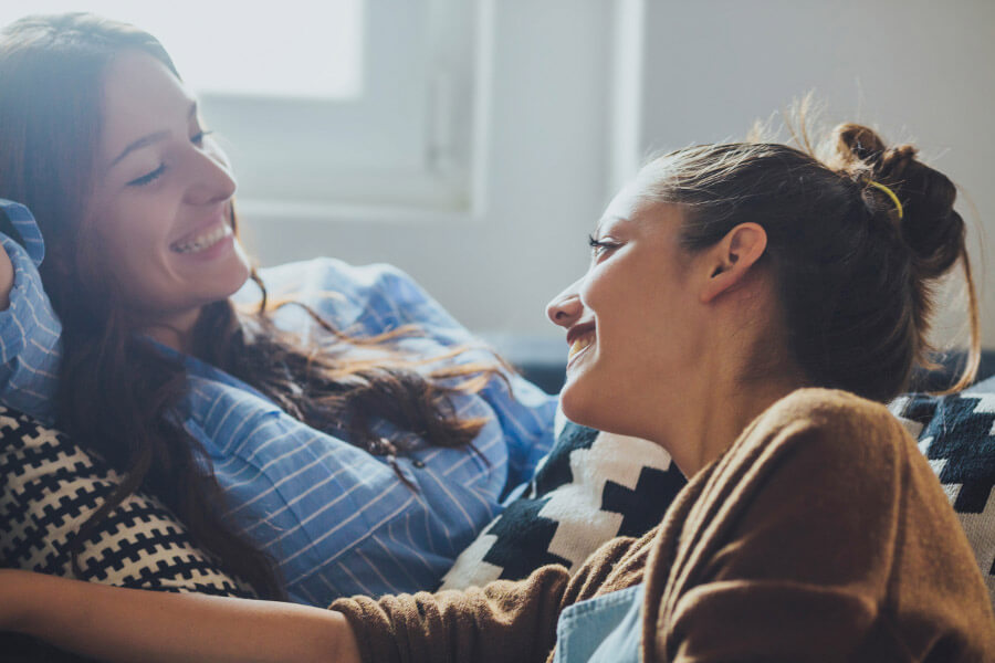 Deux femmes heureuses de l'accueil de leur enfant