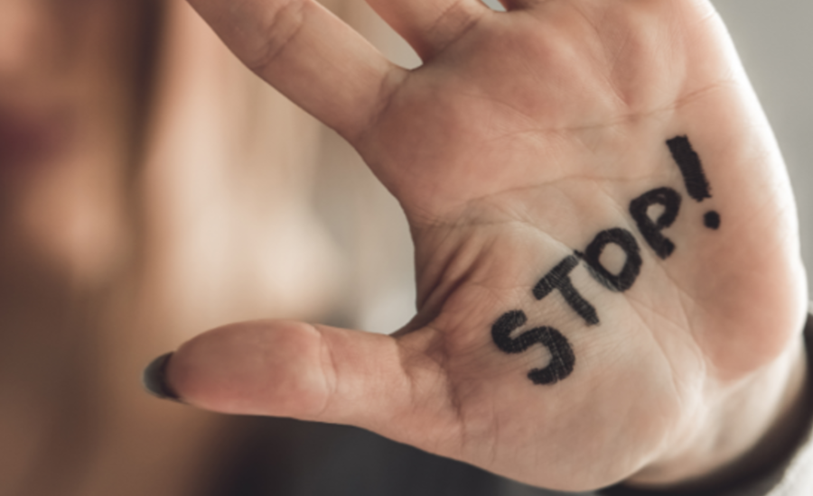 Toutes Solidaires Main où est écrit "STOP!"
