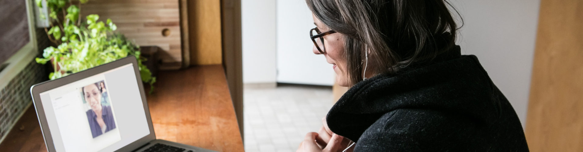 Une femme en vidéo consultation avec une autre femme pour parler des violences conjugales