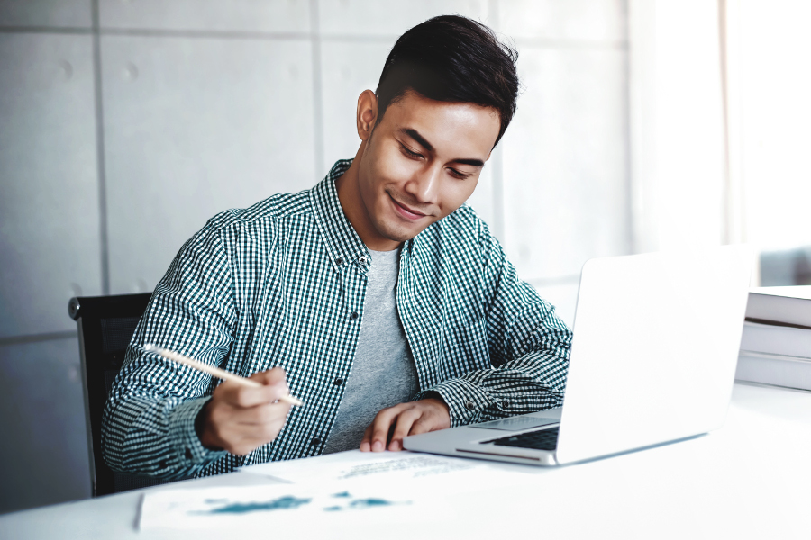 Un apprenti travaillant sur son ordinateur au travail - protection sociale